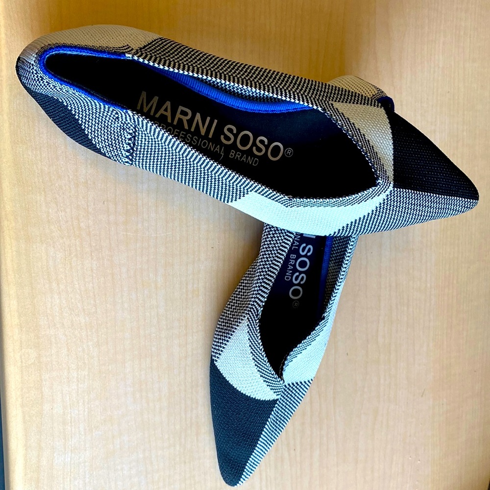 Marni soso knitted flats in black and cream checkered pattern with blue edging!